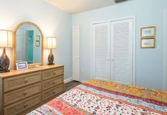 Others 2 Peaceful Parrot and Parakeet