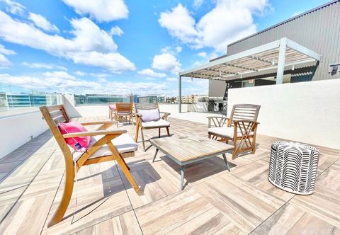 Others Stunning City Views and Rooftop Patio - Inviting Downtown Escape