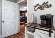 その他 6 Spacious Haven with Outdoor Pool and Game Room - Stunning Family Retreat