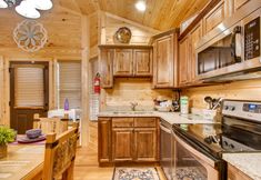 Others 7 Riverfront Views and Hot Tub Retreat - Charming Log Cabin