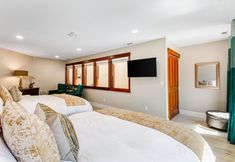 Lain-lain 5 Historic downtown loft near shopping & restaurants with WiFi & full kitchen