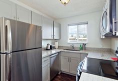 อื่นๆ 7 Stylish Kitchen and Smart TV Included - Modern Cozy Hideaway