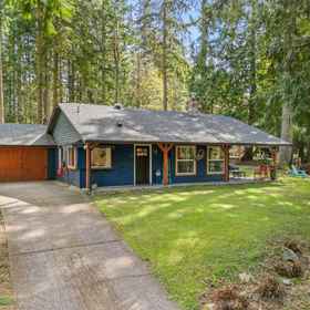 Hotel Exterior 1 Charming Garden Views and Cozy Living - Delightful Retreat, Hotel Lake Padden Golf Course