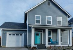 อื่นๆ 5 Open Concept Living and Back Porch Relaxation - Spacious Charming Retreat