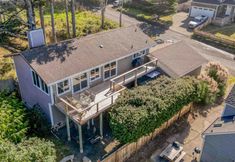 Others 2 Ocean View Deck and Hot Tub - Charming Coastal Escape