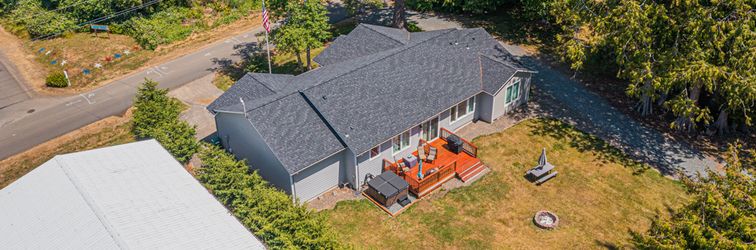 Others Spacious Deck and Hot Tub - Gorgeous Beach Haven