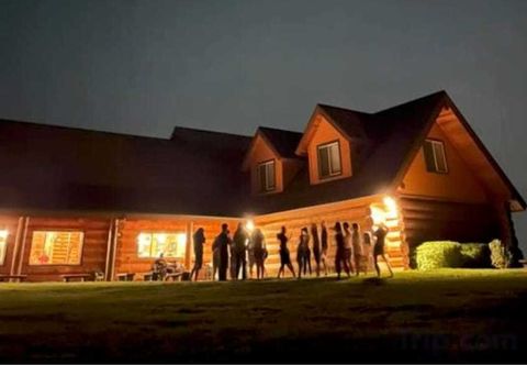 อื่นๆ Breathtaking Views and Expansive Living Space - Exquisite Hilltop Retreat