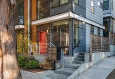 อื่นๆ 6 Rooftop Patio with Space Needle Views - Charming Townhome