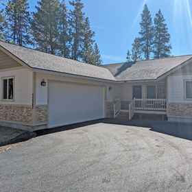 Logo 1 Hot Tub and Game Table in Wooded Oasis - Stylish Modern Retreat, Deschutes County Hotels