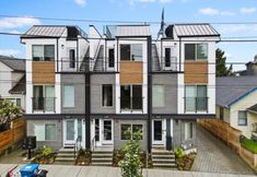 Others 2 Rooftop Oasis with Stunning Views - Stylish Modern Retreat