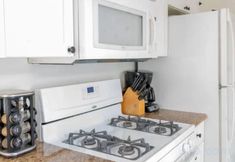 Lain-lain 2 Charming Cottage with Cozy Patio and Fire Pit - Inviting Beach Retreat