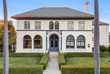 기타 Elegant Luxury Retreat with Panoramic Ocean Views - Historic Masterpiece