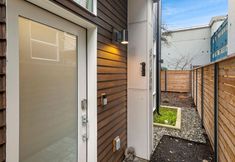 Lain-lain 2 Rooftop Patio with Stunning City Views - Stylish Urban Retreat