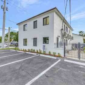 Hotel Exterior1Private Gated Backyard and Modern Kitchen - Charming Coastal Villa,拉斯奥拉斯河滨飯店