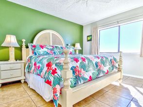 Others 4 Beachfront coastal condo with private balcony, W/D, on-site heated pool & grills