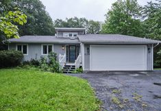 Others 4 Tranquil Escape with Hot Tub and Fire Pit - Charming Catskill Retreat