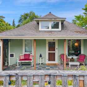 Hotel Exterior1Charming Bungalow with Serene Outdoor Oasis - Inviting Retreat,贝灵厄姆铁路博物馆飯店