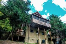 其他 Cozy Cabin with Hot Tub and Recreation Area - Inviting Mountain Retreat