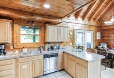 อื่นๆ 7 Cozy Cabin with Hot Tub and Pool Table - Inviting Mountain Retreat