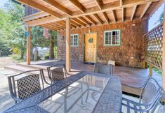 其他 7 Cozy Living Spaces and Large Yard - Inviting Custom Retreat