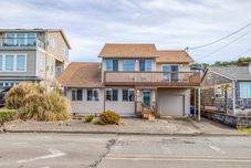 その他 Ocean View Deck and Inviting Kitchen - Stunning Coastal Retreat