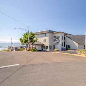 Logo1Ocean Views and Hot Tub Access - Charming Coastal Retreat,康妮汉森花园飯店