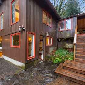 Hotel Exterior1Charming Cabin with Hot Tub and Riverside Fire Pit - Inviting Retreat,克拉克默斯县飯店