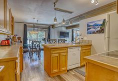 Others 6 Scenic Deck and Geothermal Pool Access - Charming Getaway