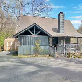 Logo1Cozy Log Cabin with Pool Privileges and Hot Tub - Serene Retreat,哈特菲尔德和麦考伊晚餐秀飯店