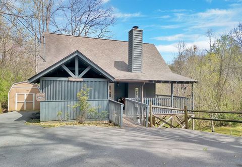 อื่นๆ Cozy Log Cabin with Pool Privileges and Hot Tub - Serene Retreat