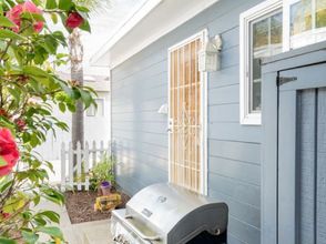 其他 4 Private Front Yard and Close to Beach - Charming Coastal Retreat