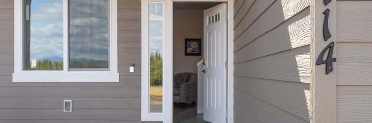 Others Private Yard, Fireplace and Smart Amenities - Sleek Modern Retreat