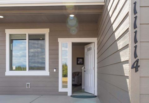 Others Private Yard, Fireplace and Smart Amenities - Sleek Modern Retreat