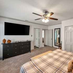 Logo1Private Fenced Backyard with BBQ and Patio - Stunning Modern Escape,鲍尔-埃德尔曼-麦克法兰住宅飯店