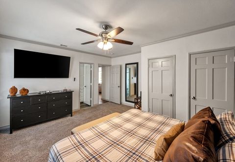 Lain-lain Private Fenced Backyard with BBQ and Patio - Stunning Modern Escape