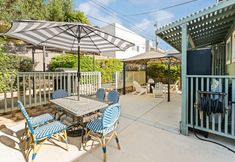 อื่นๆ 4 Charming Backyard Oasis with Fire Pit and Boho Vibes - Cozy Retreat