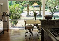 Others 4 Charming Garden Retreat with Modern Design - Inviting and Tranquil