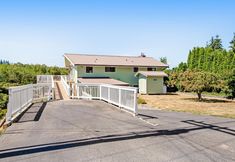 其他 3 Family-Friendly Home with High-Speed WiFi, Water View, W/D, and Enclosed Yard