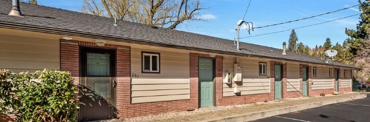 其他 Pet Friendly Studio on the Banks of the Deschutes River with Pool and Hot Tub Access!