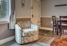 其他 6 Spacious Living Area and Kitchenette - Charming Coastal Retreat