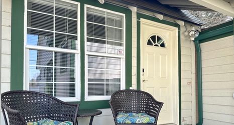 其他 2 Stylish Kitchen and Convenient Parking - Chic Downtown Escape