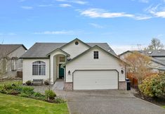 Lainnya 2 Captivating Mountain Vistas and Spacious Deck - Elegant Tranquil Retreat