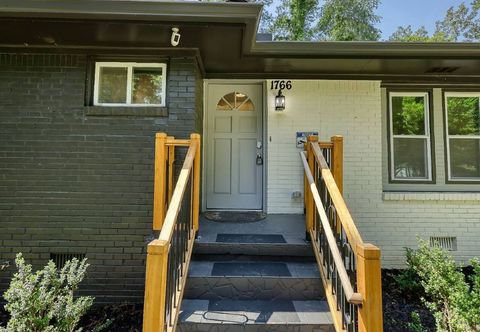 Others Serene Haven - Cozy Living, Media-Ready Lounge