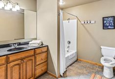 其他 5 Charming Getaway with Hot Tub and Spacious Patio - Delightful Family Retreat