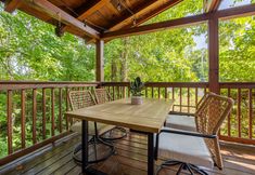 Others 6 Luxury Log Cabin with Hot Tub and Game Room - Charming Getaway