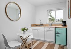 其他 7 Kitchenette and Nearby Dining Options - Charming Coastal Haven