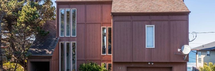 Others Spacious Deck and Cozy Living Area - Stunning Oceanfront Escape