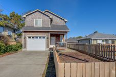 其他 Spacious Great Room and Family Fun Amenities - Inviting Coastal Haven