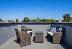기타 3 Rooftop Patio with Stunning City Views - Stylish Urban Haven