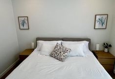 Lain-lain 3 Rooftop Patio and Spacious Living - Stylish Urban Retreat